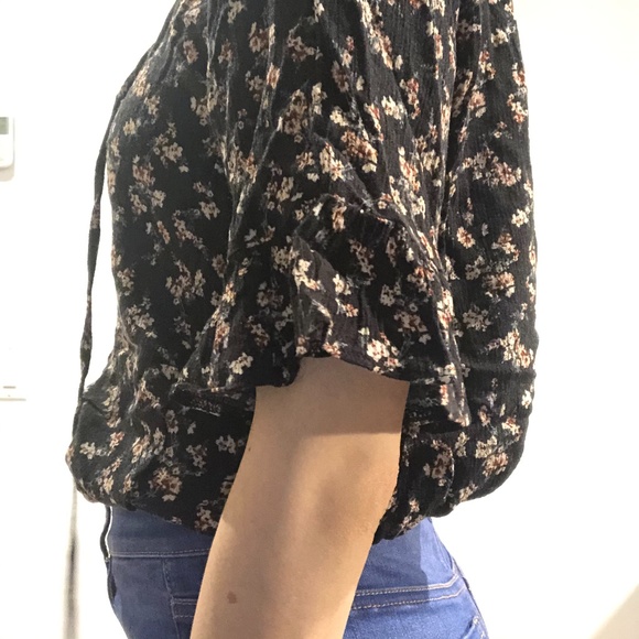Feminine floral top. - Picture 9 of 12